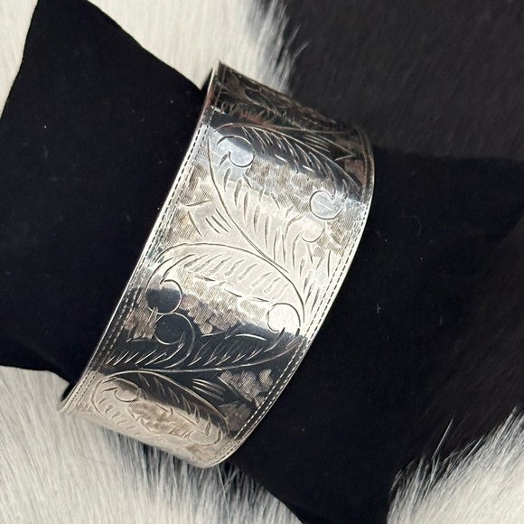 Vintage sterling silver etched cuff bracelet - Picture 2 of 9